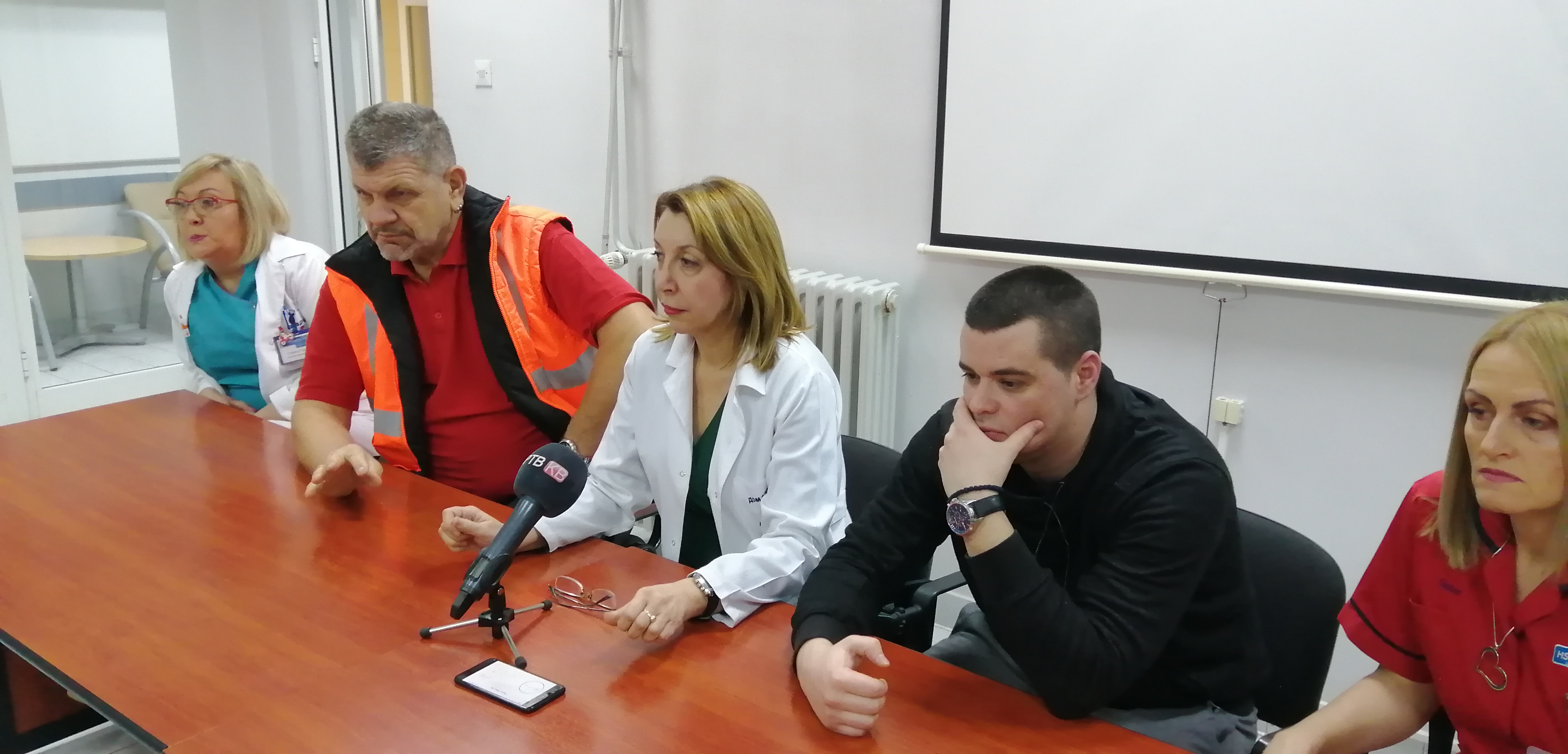 Довео пијану пацијенткињу, па БРУТАЛНО ПРЕТУКАО медицинаре: Незапамћена сцена у Краљеву, сумња се да је умешан жандарм